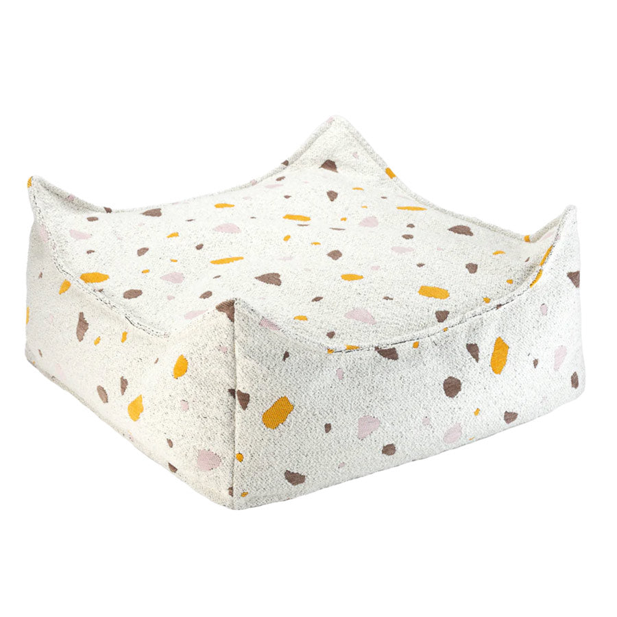 Wigiwama Ottoman in der Farbe Marble mit geometrischen Formen in der Farbe rosa, Senf und braun.