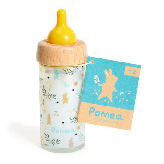 Die Puppenflasche von Pomea ist ein perfektes Accessoire für Puppen und kommt in einem hübschen Design.