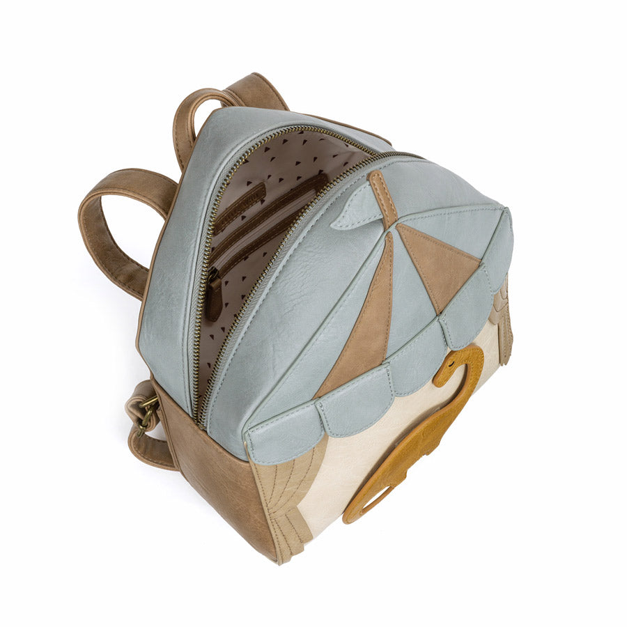 Der Rucksack lässt sich durch einen Reißverschluss öffnen und schließen