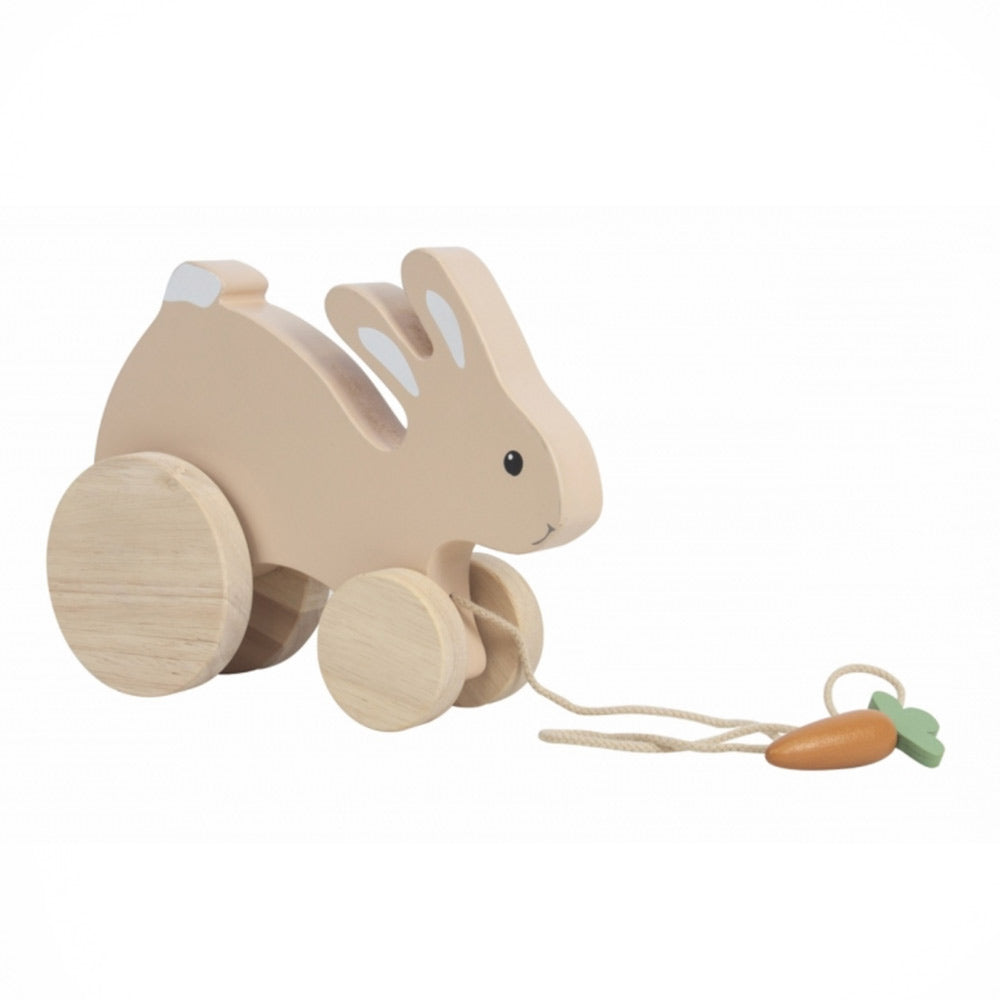 Hase auf Rädern in der Farbe Nude aus Holz mit einer Schnur. An der Schnur ist eine Möhre befestigt, die man super greifen kann und so den Hasen hinterherziehen kann.
