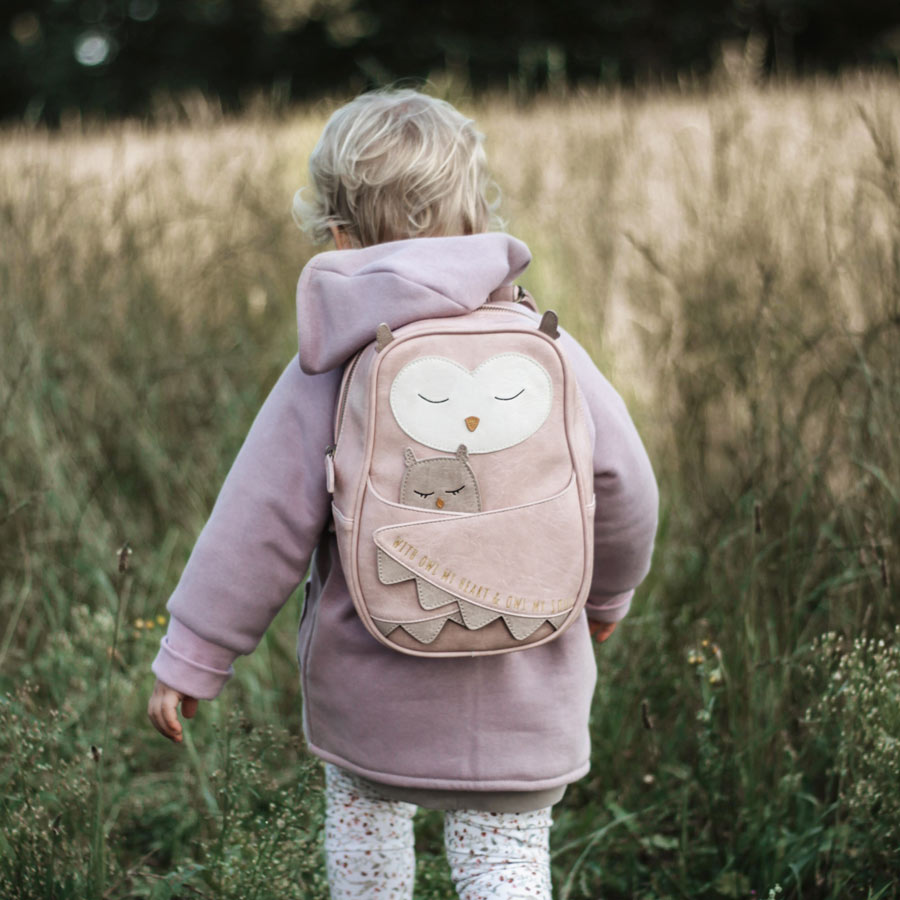 Kind trägt den Rucksack Eule mit dem Spruch: With Owl my Heart & Owl my Soul