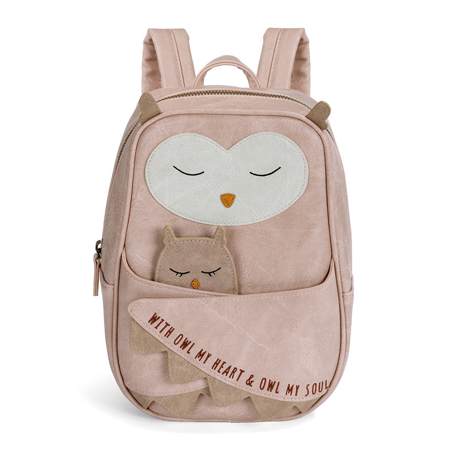 Der Rucksack ist in Form einer großen Eule, die eine kleine Babyeule in den Armen hält. Schriftzug With Owl my Heart & Owl my Soul.