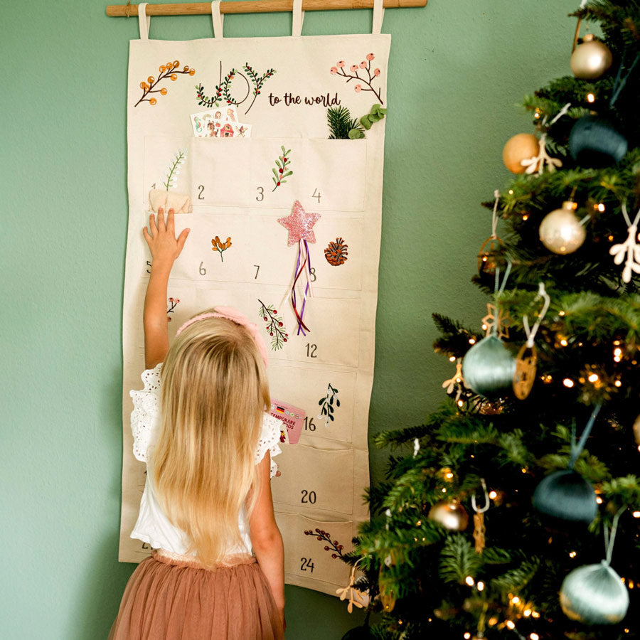 Der Adventskalender Joy macht sich perfekt neben dem Weihnachtsbaum und bietet Platz für kleine Geschenke. 