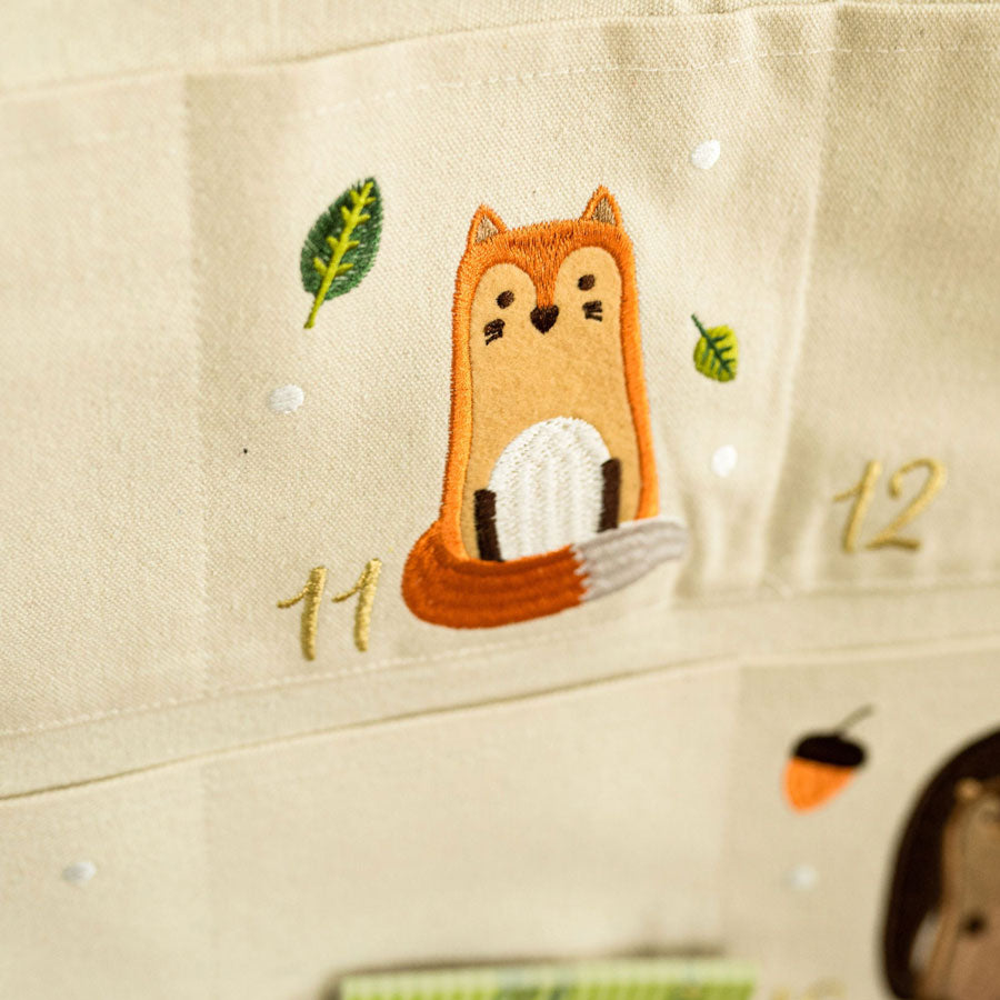 Fuchs-Stickerei auf dem Adventskalender von Papierdrachen 