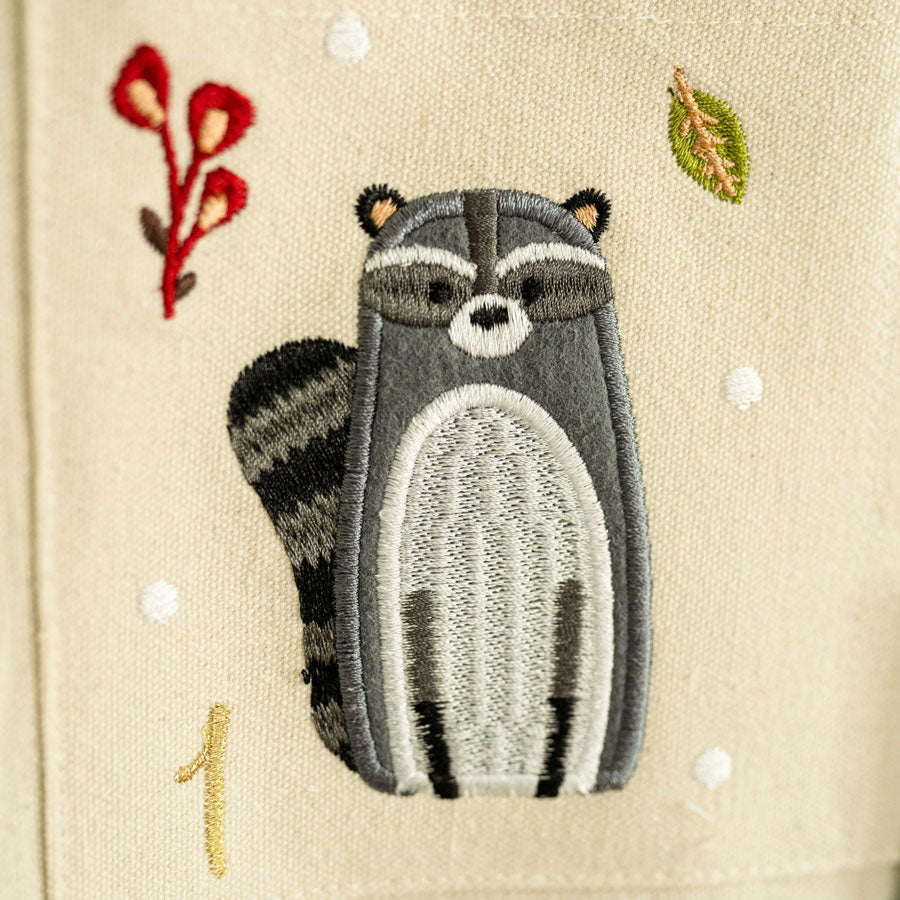 Waschbär Stickerei auf dem Adventskalender für Kinder zur Vorweihnachtszeit