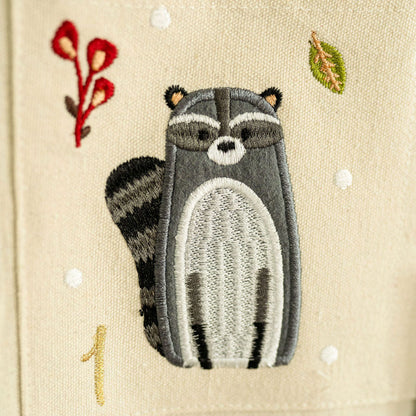 Waschbär Stickerei auf dem Adventskalender für Kinder zur Vorweihnachtszeit