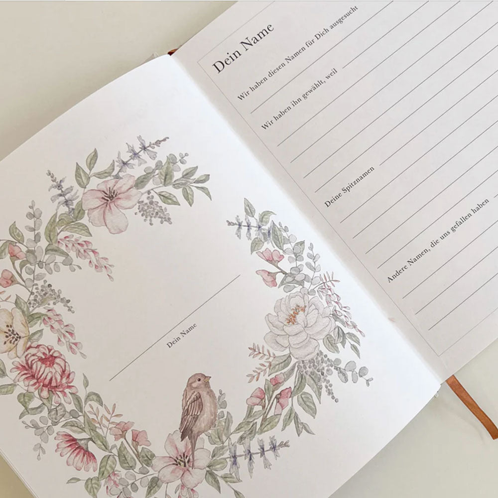 Babybuch mit Seiten zum Ausfüllen wie Infos zum Namen