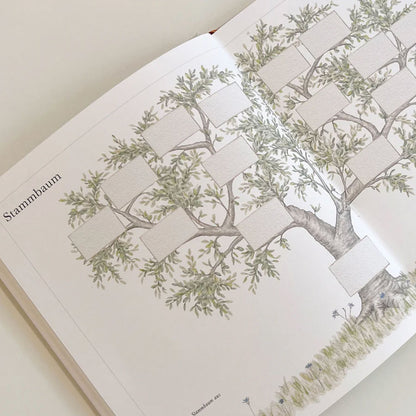 Babybuch mit einer hübschen Illustration eines Stammbaums zum Eintragen der Namen