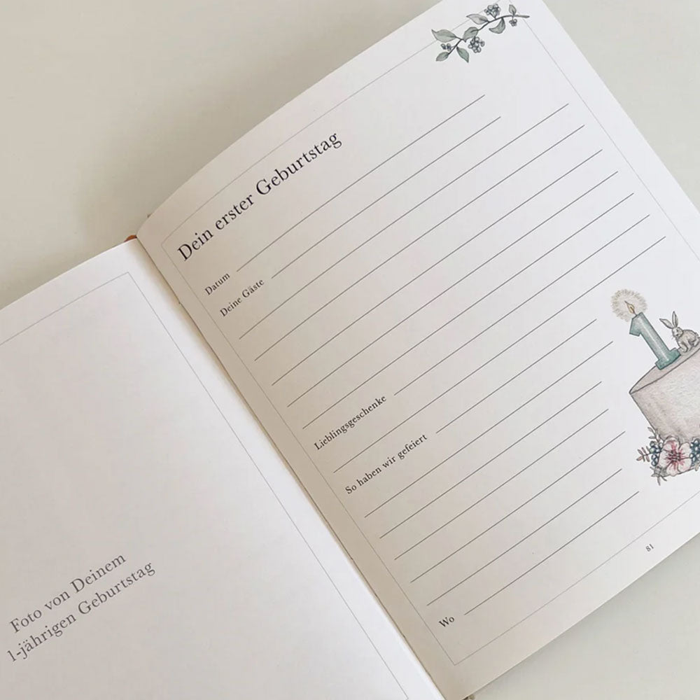 Baby-Erinnerungs-Buch mit vorgefertigten Seiten zum Ausfüllen, wie der erste Geburtstag
