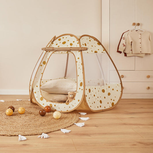 Spielzelt steht im Kinderzimmer und die Farben sind alle in beige, Karamell und Brauntönen gehalten. Damit fügt sich das Zelt optimal in jedes Zimmer ein.