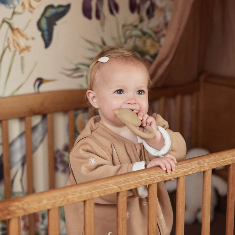 Kleines Kind kann ohne Bedenken auf dem Beißring aus Naturkautschuk kauen. Baby hat den Beißring mit im Bett liegen und kann ihn sofort greifen, wenn es möchte. 