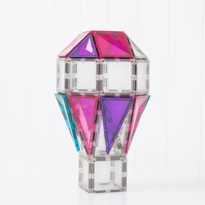 Mit den Glitzer-Magetbausteinen von Connetix kann ein Heißluftballon gebaut werden