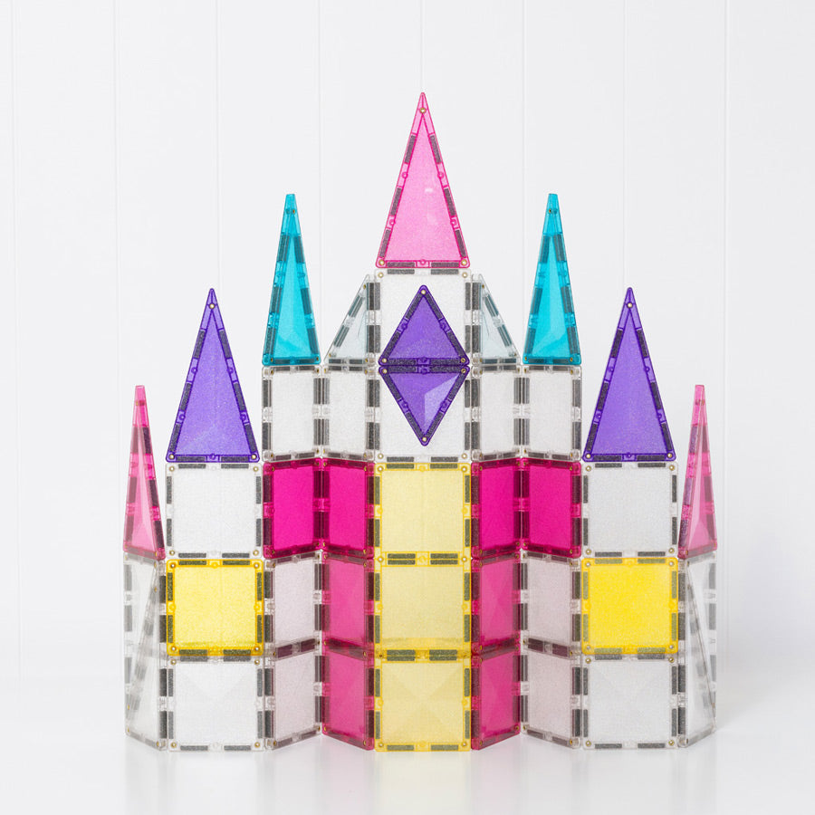 Die Glitzer-Magetbausteinen von Connetix können verwendet werden, um ein Schloss zu bauen
