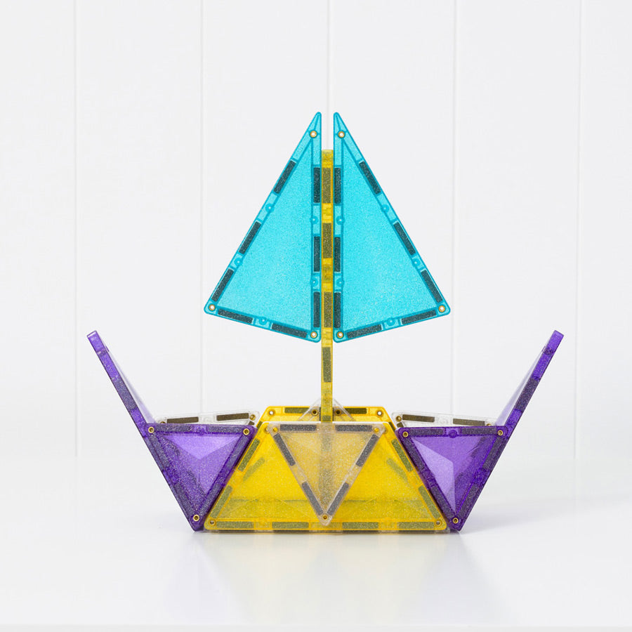 Mit den Glitzer-Magetbausteinen von Connetix kann ein Segelboot gebaut werden