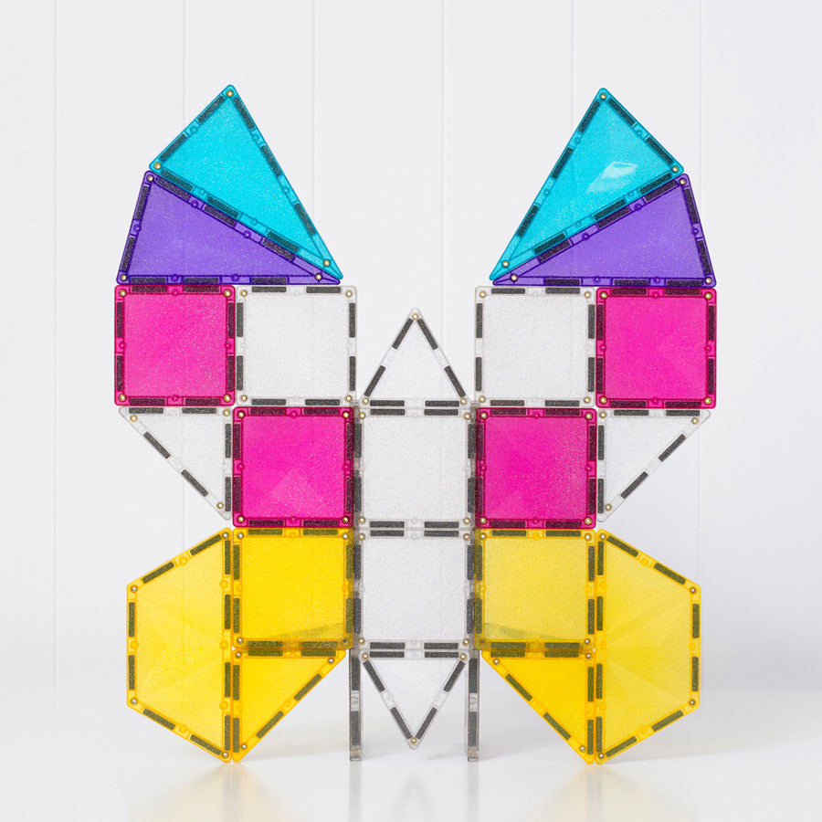 Mit den Glitzer-Magetbausteinen von Connetix kann ein Schmetterling gebaut werden