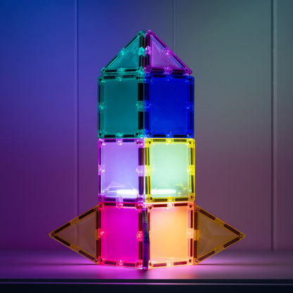 Mit den Connetix Magnetbausteine kann auch eine Licht-Rakete gebaut werden