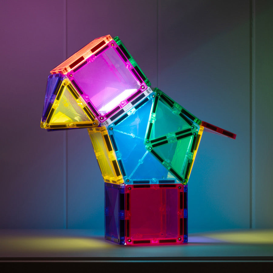 Mit den Connetix Magnetbausteinen kann auch ein Vogel gebaut werden und das Licht integriert werden