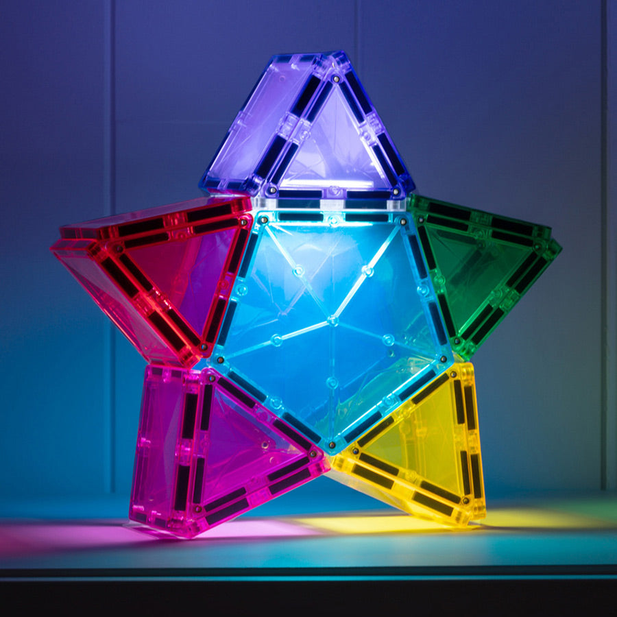 Der Stern von Connetix Magnetbausteine enthält ein Licht und dient somit perfekt als Deko oder Nachtlicht