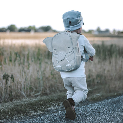 Kind spaziert mit dem Rucksack Elefant von der Marke Little Who