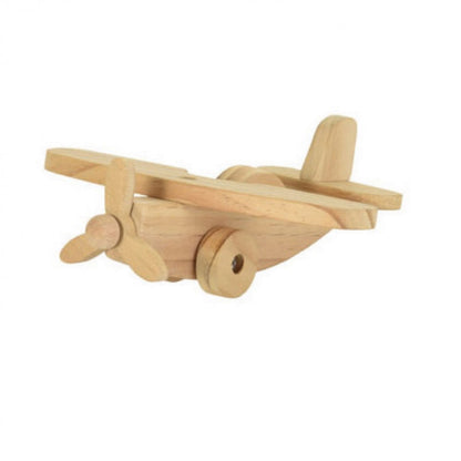 Das DIY Flugzeug ist aus Holz und sieht auch ohne Bemalung richtig cool aus. 