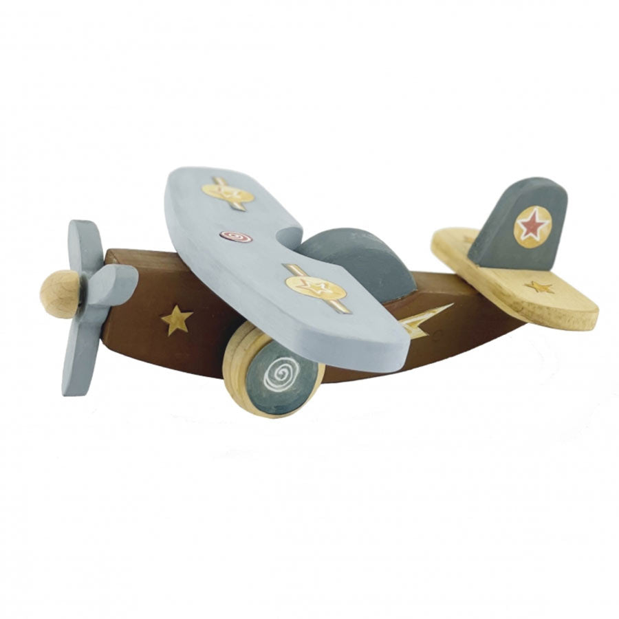 Das Holz-Flugzeug können die Kinder bemalen und mit den beiliegenden Stickern bekleben.