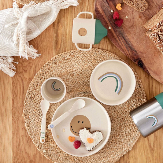 Das Set Smilie kommt in hübschen neutralen Farben und passt wunderbar auf den Tisch. 