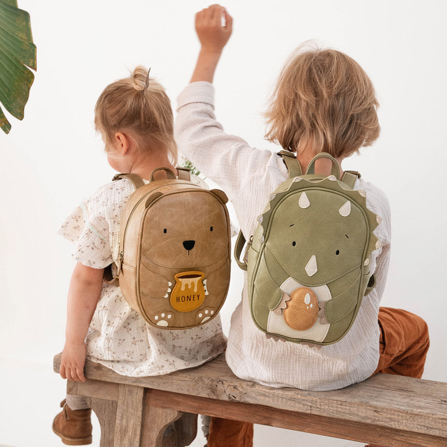 Zwei Kinder tragen den Rucksack Dino und den Kita-Rucksack Bär