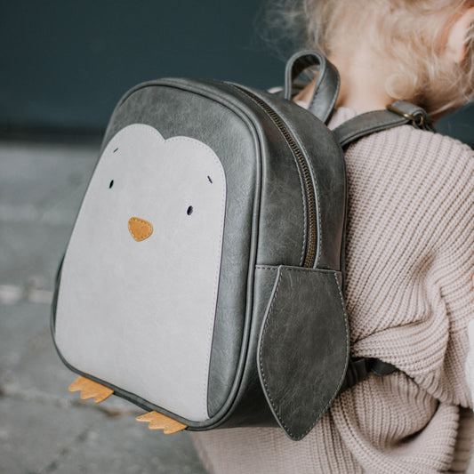 Pinguin-Rucksack für Kinder in schwarz und weiß mit einer orangenen Nase und Füßen