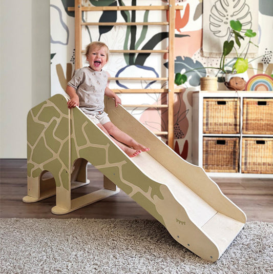Kind rutscht auf der Giraffen-Rutsche von Small Foot im Kinderzimmer