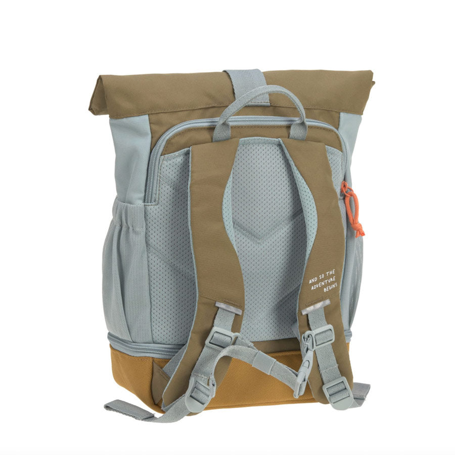 Der Kinderrucksack hat gepolsterte Träger und ein fach zum schnellen Öffnen