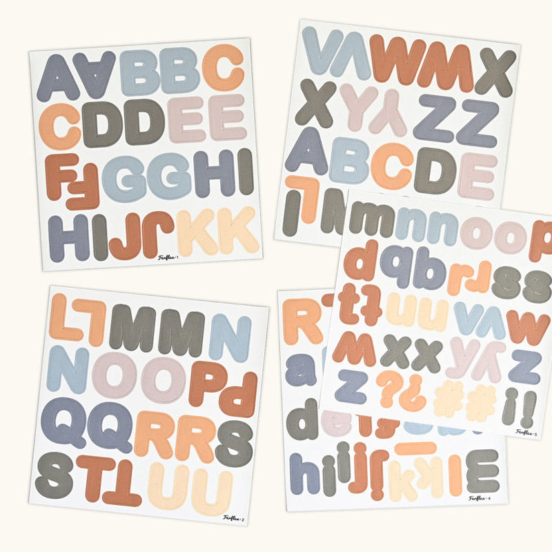 Die Buchstaben-Magnete von Ferflex kommen auf fünf Bögen mit kleinen und großen Buchstaben. Hier in der Farbe Karamell 