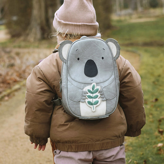 Kleinkind trägt den Rucksack Koala Knut von der deutschen Marke Little Who