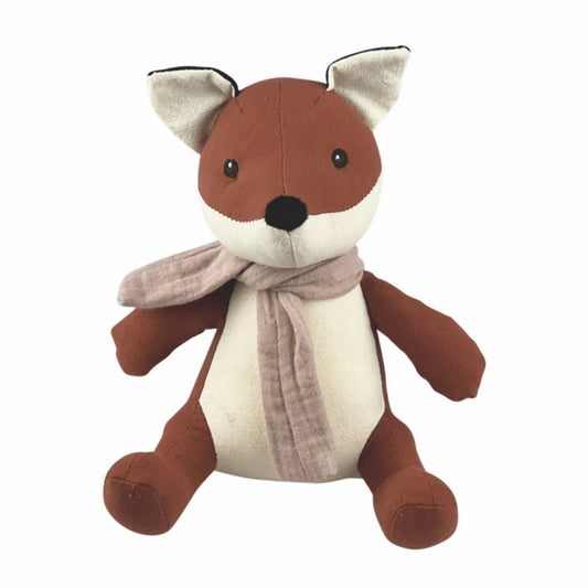 Süßer Fuchs in der Farbe braun-rot mit weißem Bauch  und Ohren. Der Fuchs trägt einen Schal in der Farbe altrosa