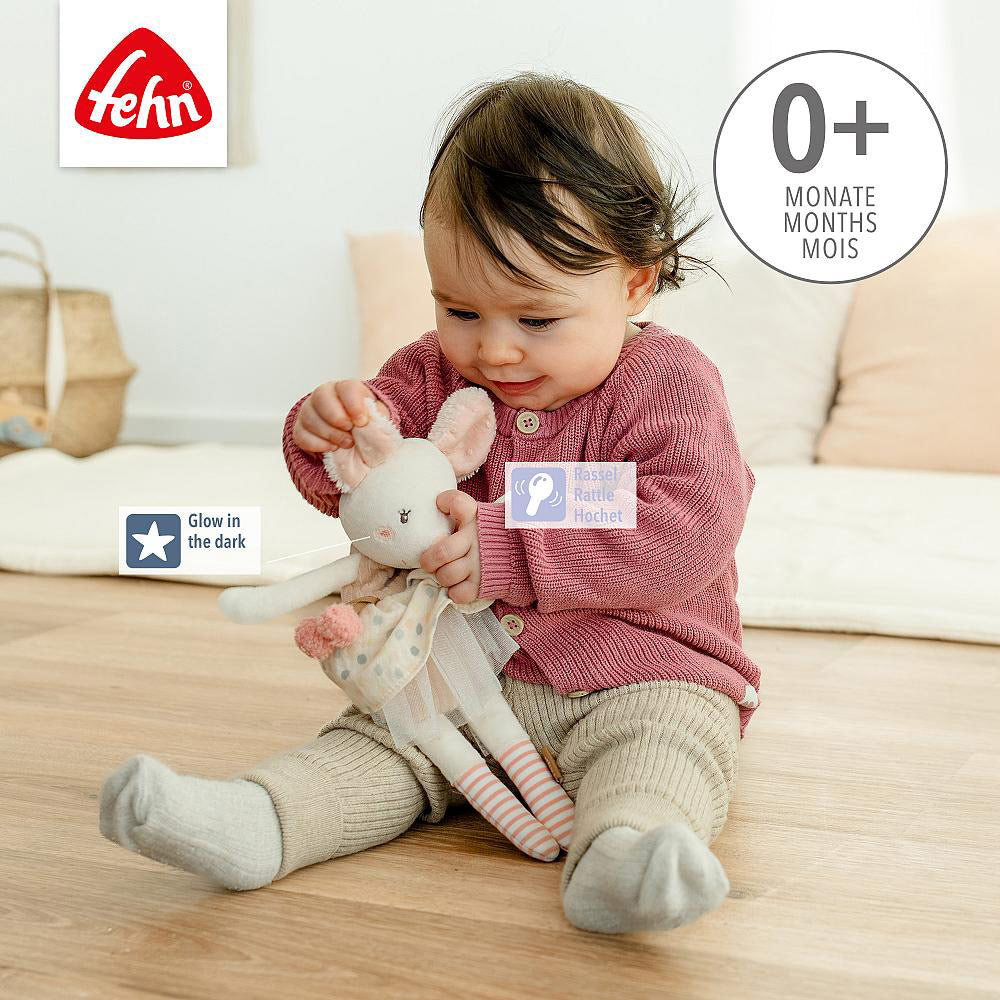 Das Kuscheltier von der Marke Fehn ist ab Geburt ein tolles Spieltier für Babys und Kinder. 