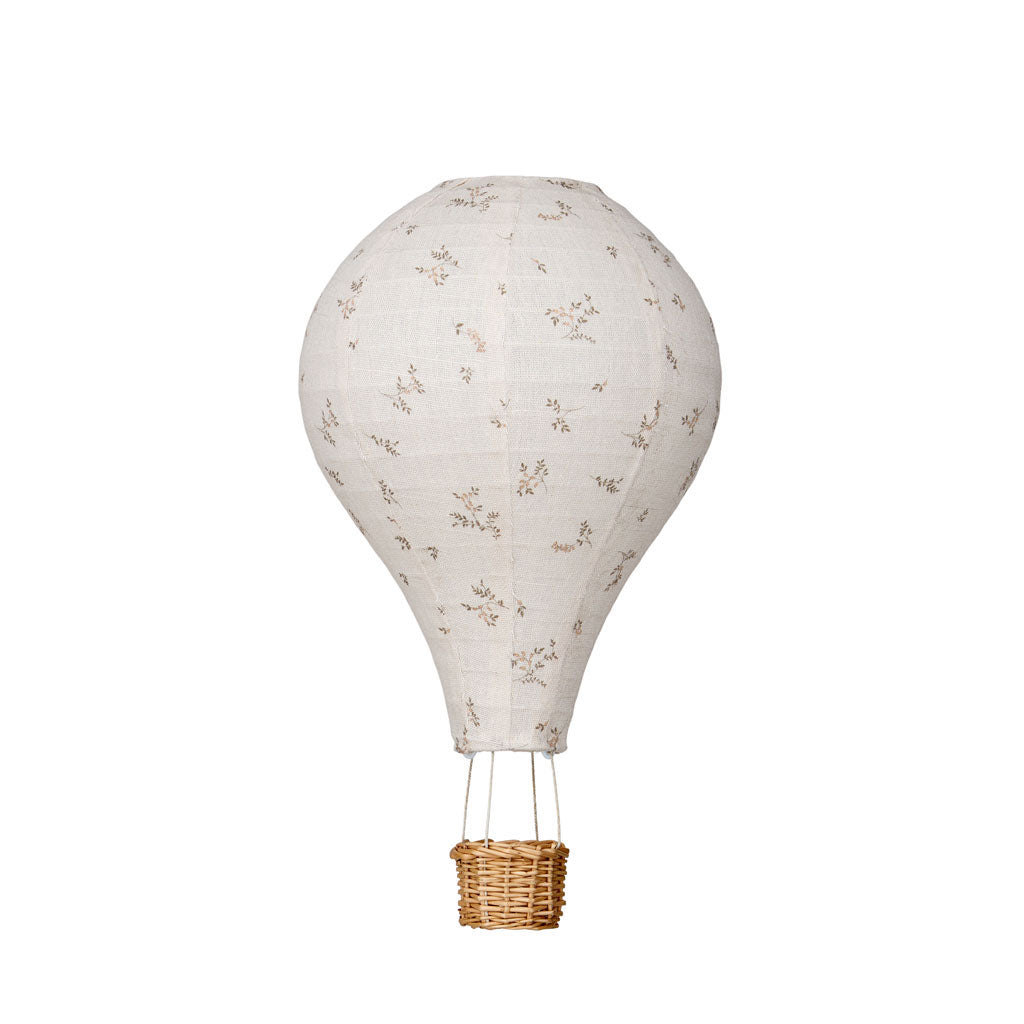 Lampenschirm in Heißluftballon-Form - der Lampenschirm ist in einem offwhite mit feinen Zweigen als Muster. Untern ist ein Korb, der aus Korbgeflecht ist. 