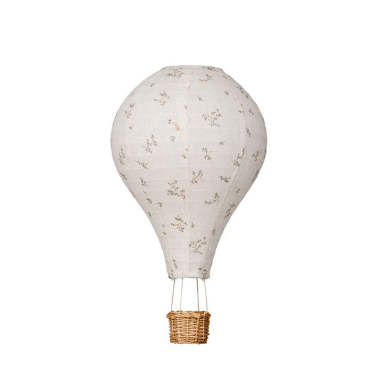 Lampenschirm in Heißluftballon-Form - der Lampenschirm ist in einem offwhite mit feinen Zweigen als Muster. Untern ist ein Korb, der aus Korbgeflecht ist. 