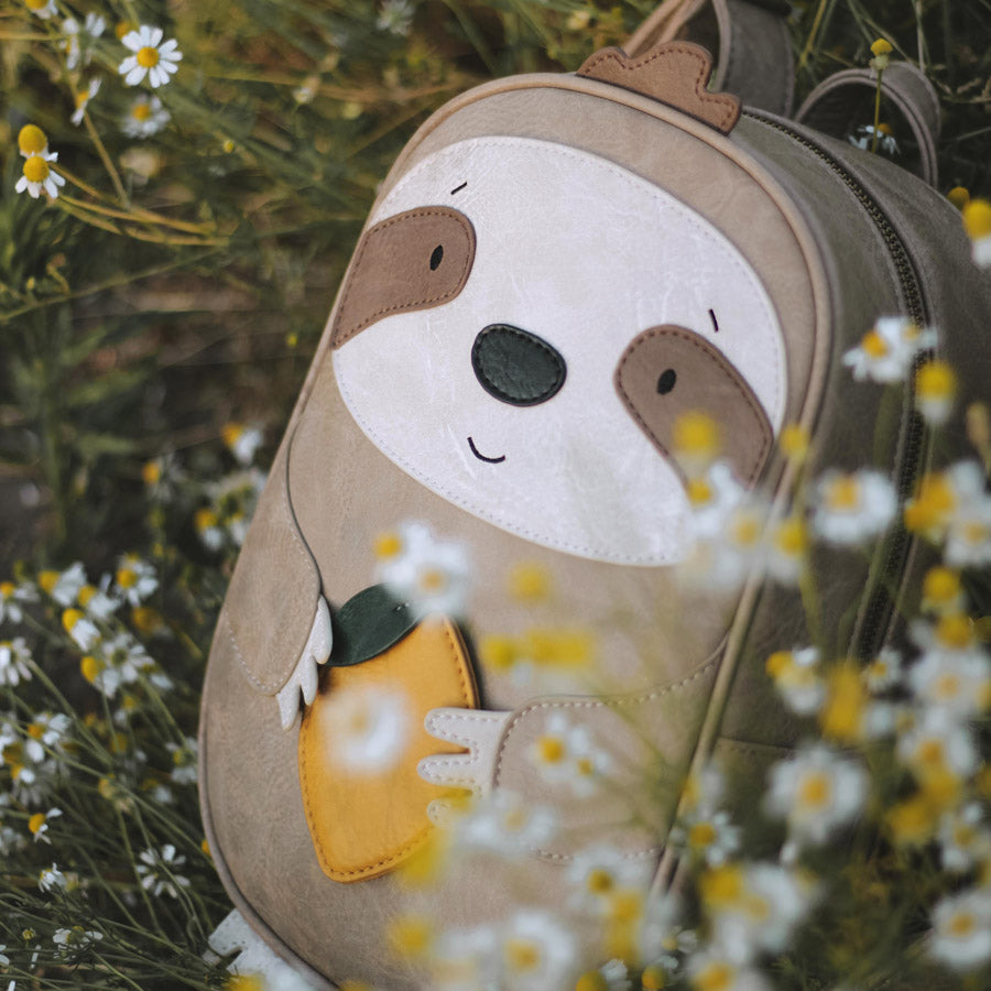 Faultier-Rucksack von Little Who in den Farben braun, weiß und schwarz 