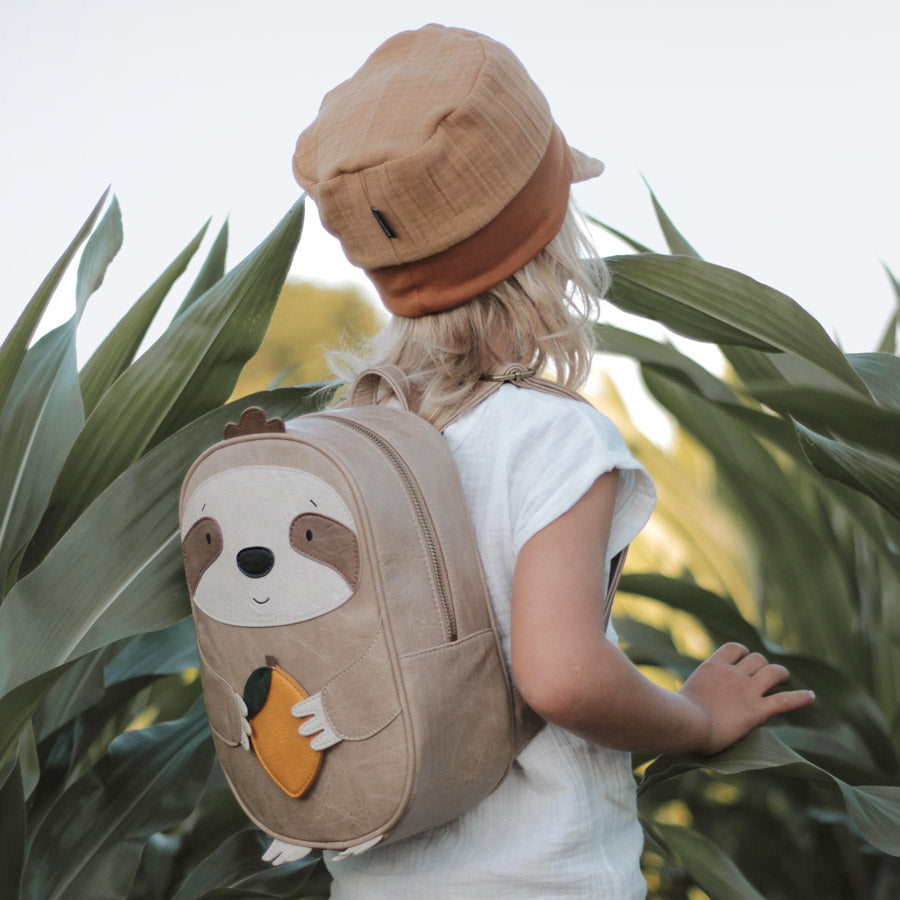 Kind trägt den Kindergartenrucksack von Little Who mit Faultier-Design