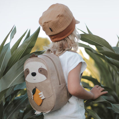 Kind trägt den Kindergartenrucksack von Little Who mit Faultier-Design