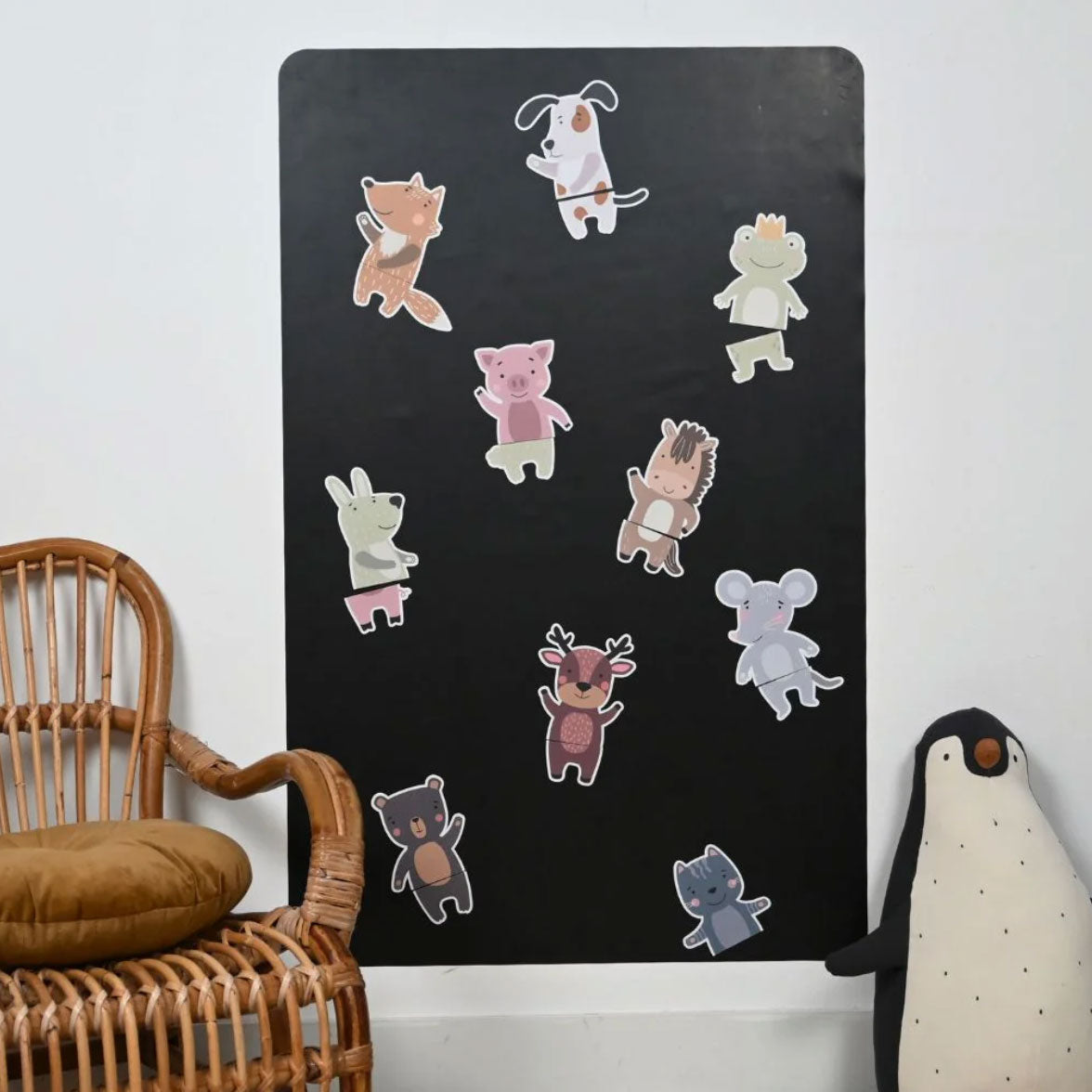 Eckige, schwarze Magnettafel mit den Puzzle-Magneten Tieren