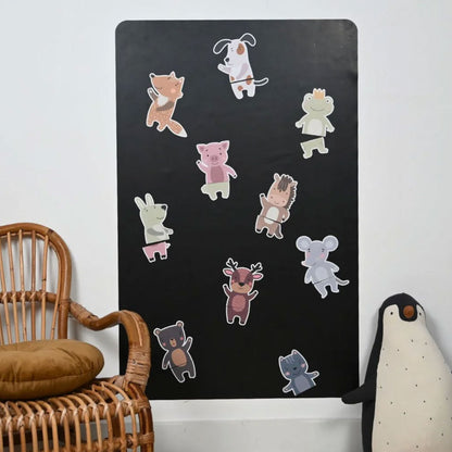 Eckige, schwarze Magnettafel mit den Puzzle-Magneten Tieren