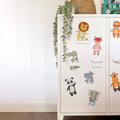 Die Tier-Puzzle Magnete halten an allen magnetischen Oberflächen, so auch Metallschränken