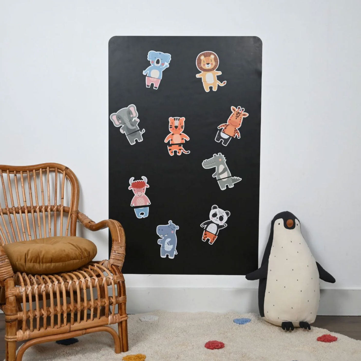 Schwarze Magnettafel in der Größe M und den Tier-Puzzle Magneten Safari