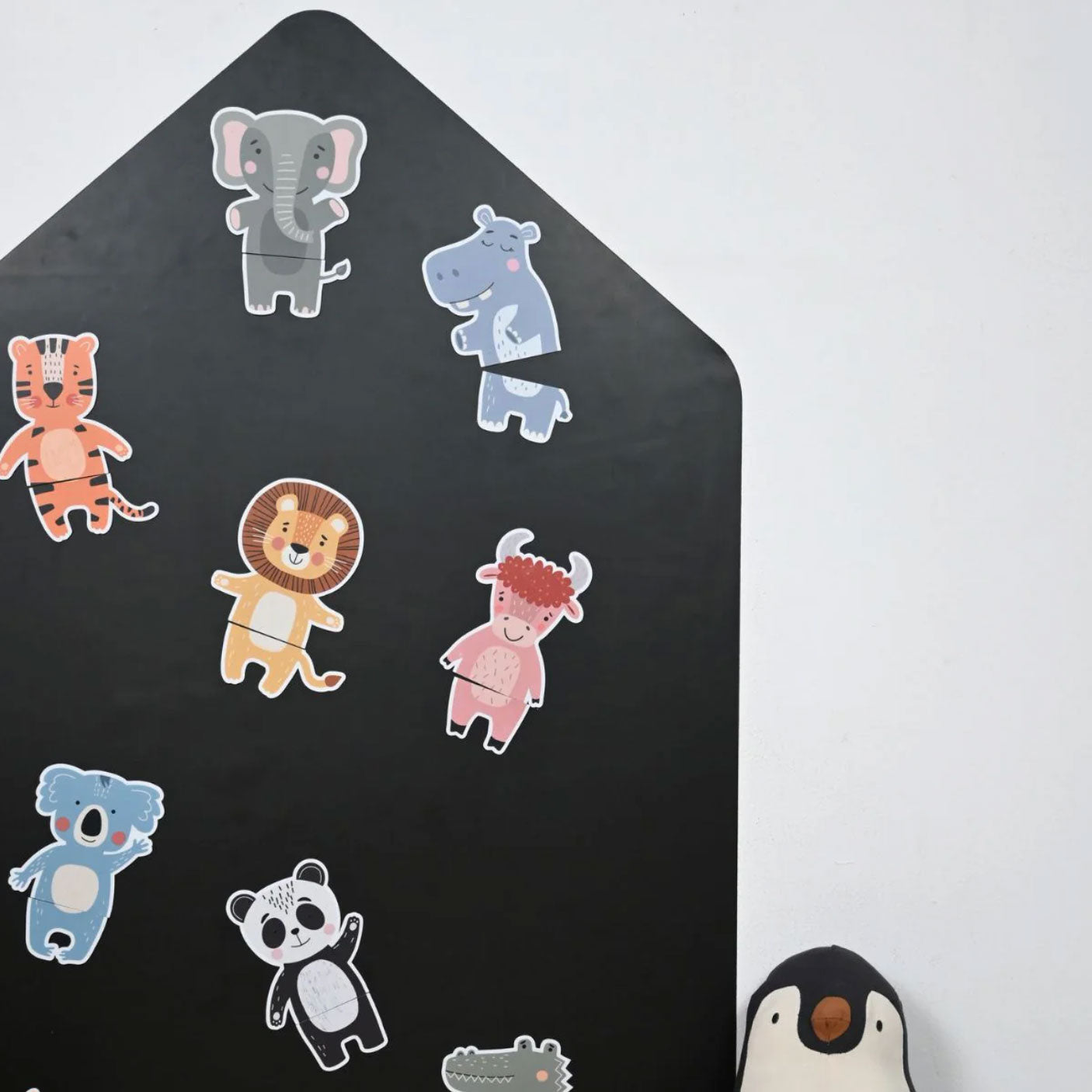 Magnettafel in Form eines Hauses mit den Tier-Puzzle Magneten Safari