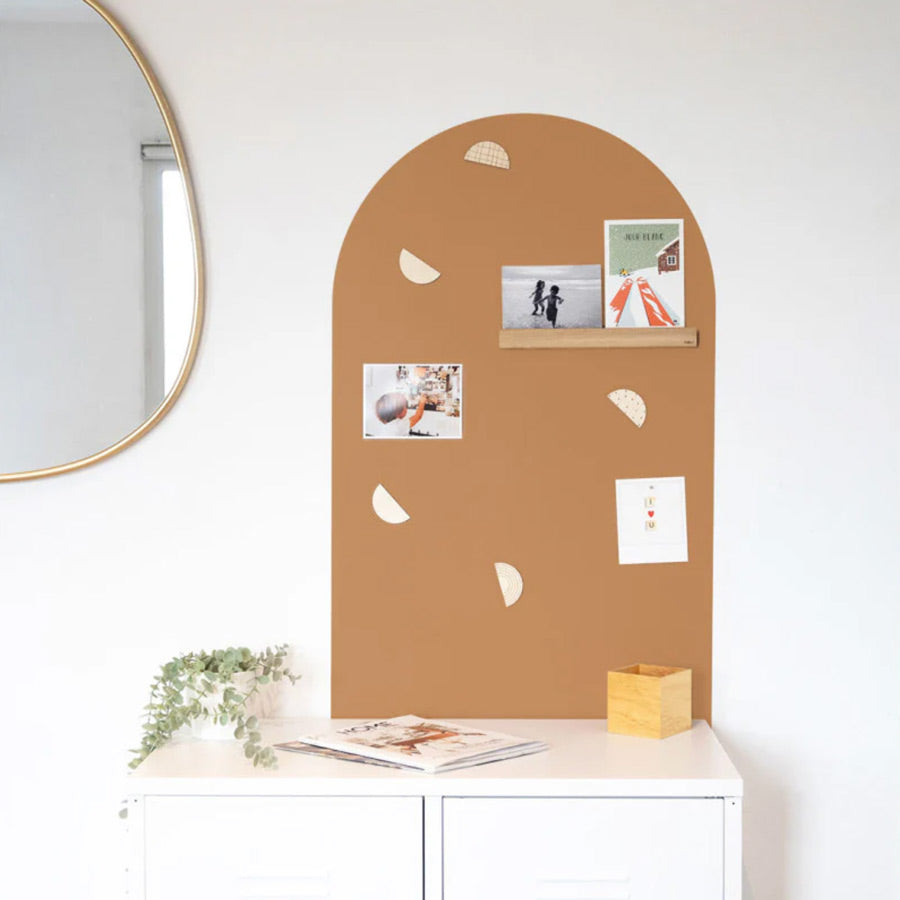 Magnettafel in der Farbe Karamell hängt im Flur an der Wand mit Fotos und Postkarten