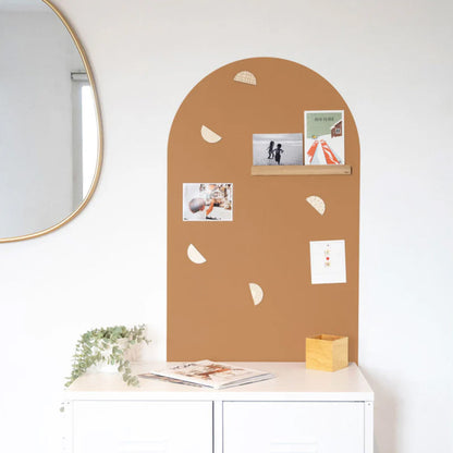 Magnettafel in der Farbe Karamell hängt im Flur an der Wand mit Fotos und Postkarten