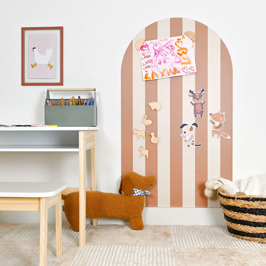 Gestreifte Magnettafel im Kinderzimmer mit Holzmagneten und Tierpuzzle-Magneten