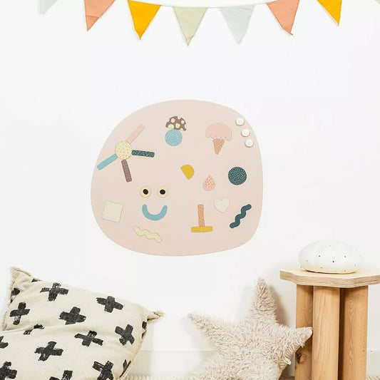 Magnettafel in der Farbe rosa/beige mit bunten geometrischen Magneten passt perfekt ins Kinderzimmer.