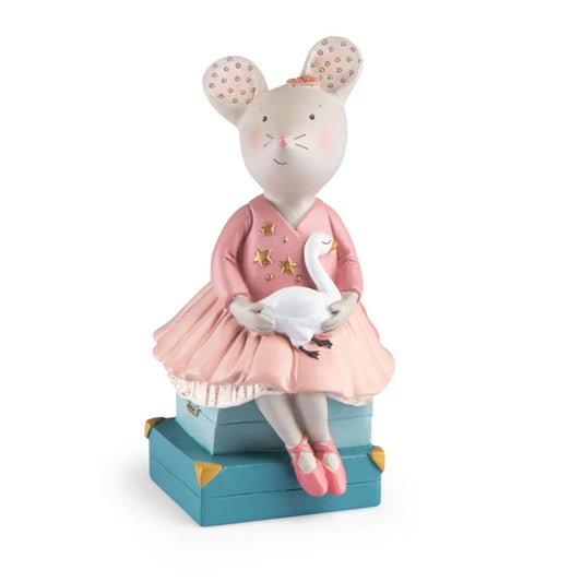 Süße Spardose in Form einer Maus, die auf ihrem Schoss einen Schwan sitzen hat. Die Maus sitzt auf zwei hellblauen Koffern mit goldenen Details. Die weiß-graue Maus trägt ein rosafarbenes Kleid mit goldenen Sternen auf dem Oberteil. Die Maus trägt zudem rosafarbene Ballettschühchen.
