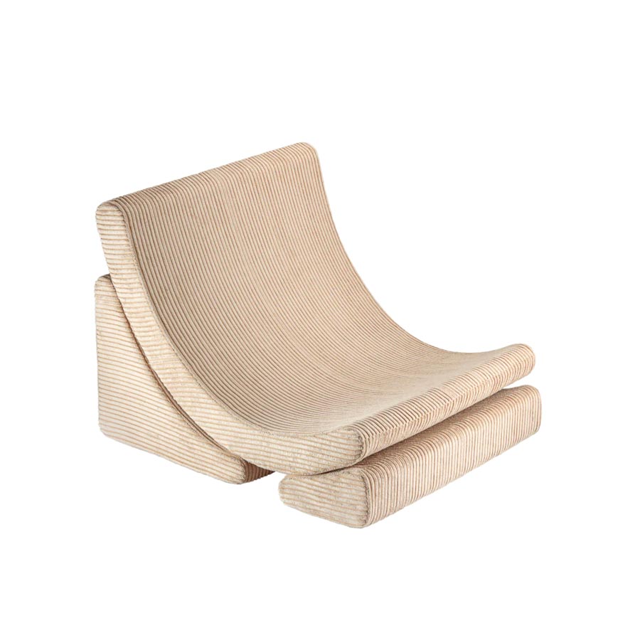 Moon Chair in der Farbe Beige besteht aus drei Teilen.